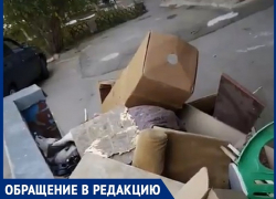 «Придется убирать самим»: свалка опасных отходов образовалась под стенами МКД на улице Ленина