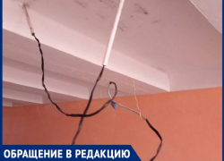 «Провода оголенные висят»: вандалы украли светильник с подземного перехода у рынка