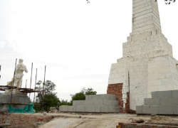 Область нашла деньги: обелиск строителям Цимлянской ГЭС удалось спасти в последний момент