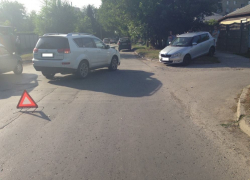 В Волгодонске на улице Горького «Citroen C-Crosser» снес «Skoda Fabia», который пытался проскочить перекресток