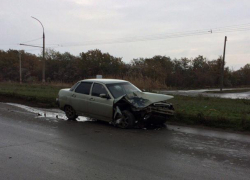 В Волгодонске возле кладбища на Жуковском шоссе ВАЗ протаранил «Опель»