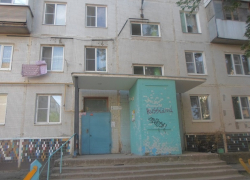 В одном из домов Волгодонска проживает «замечательный» сосед, которого боится весь подъезд