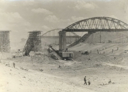 71 год назад началась «выкатка» автомобильного моста на судоходном канале