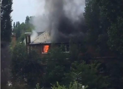 Пожар в жилом доме на Волгодонской сняли на видео 