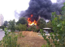 В Волгодонске горит коттедж на улице Гагарина