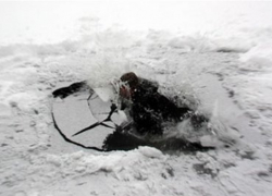 В Волгодонске лыжник провалился под лед и провел в холодной воде полчаса