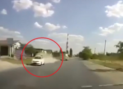 Легковушка чудом избежала опрокидывания на Радужной