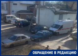 Автомобилю скорой помощи заблокировали проезд под окнами МКД в Волгодонске