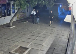 Наглый грабеж возле «Орбиты»: малолетние вандалы сорвали камеру наблюдения на торговой площади в Волгодонске