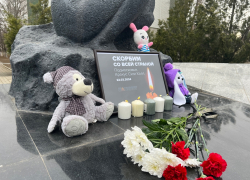Волгодонцы несут цветы и игрушки в память жертв теракта в Крокус Сити Холле на мемориал в микрорайоне В-У