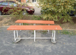 Вандалы вырвали скамейку из асфальта возле одного из домов в Волгодонске