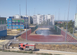 В элитном лицее «Юнона»  сгорел газон школьного стадиона