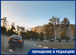 «Разворот с двух полос, но все лезут вправо»: волгодонец снял на видео опасный маневр на Строителей
