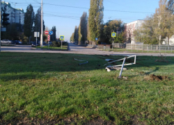 Водитель «Ниссана» проехал через газон, снеся знак на перекрестке проспекта Курчатова и улицы Гагарина