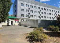 Пристроенная аптека мешает закончить капитальный ремонт поликлиники на Энтузиастов