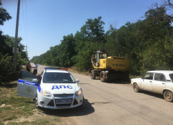 Волгодонцы устроили погоню за экскаватором, выкопавшим трубы в садоводстве