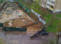 Металлический забор на скандальной стройке упал на автомобиль на проспекте Курчатова 