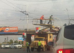 В Волгодонске из-за обрыва проводов на путепроводе образовалась многокилометровая пробка