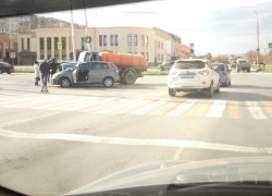 Ассенизаторская машина и «Фольксваген» не поделили перекресток возле налоговой 