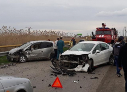 Несколько человек пострадали в лобовом ДТП на въезде в Романовскую