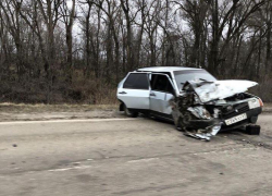 ВАЗ разворотило после ДТП в 20 километрах от Волгодонска