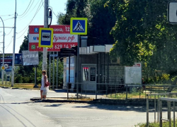 В Волгодонске кандидаты в депутаты и их агитаторы захламляют агитационной бумагой городские остановки