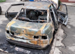 В Волгодонске ВАЗ-2110 сгорел дотла во дворе МКД на В-5