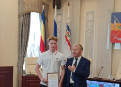 Благодарственные письма от первых лиц города получил Вячеслав Зуев за победу на соревнованиях в Китае