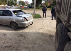 В Волгодонске КАМАЗ, сдавая назад, «смял» иномарку