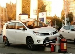 Женщина на "Тойоте" снесла часть заправочной колонки на ТНК в Волгодонске