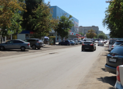 Улицу 30 лет Победы могут полностью перекрыть: «намертво» припаркованные автомобили мешают ремонту дороги