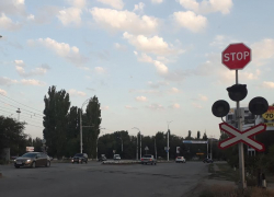 Часть ж/д переездов в Волгодонске оборудовали знаками из-за поломки светофоров  