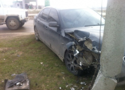 Волгодонец по дороге в магазин за зимней резиной врезался в столб