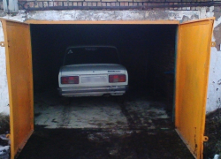 В Волгодонске сторож нашел в открытом гараже лежащего без сознания мужчину