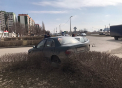 «Хендай» оказался на бордюре после ДТП на проспекте Мира в Волгодонске