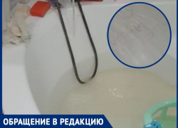 Желтая вода с мелкими камешками льется из крана в доме на улице Закурганной