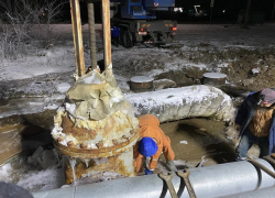 Работать пришлось всю ночь в экстремальных условиях: сотрудники Водоканала предотвратили серьезную проблему на водоводе