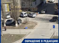 Лежит «в обмороке» у дороги больше недели: жители просят восстановить сбитый знак «Осторожно, дети!» 