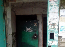 На 50 лет СССР один из подъездов похож на вход в преисподнюю