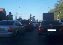 В утренний час-пик из-за ДТП «встали» мост и проспект Строителей