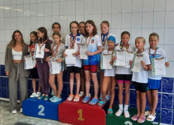 Награды из рук именитой спортсменки Юлии Ефимовой получили пловцы на соревнованиях в Волгодонске 