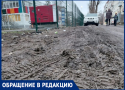 Грязь вместо обещанной дорожки по-прежнему встречает малышей у нового сада «Голубые дорожки»