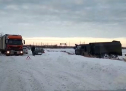 Прибывший на помощь трехосный военный КамАз застрял в снегу под атомной