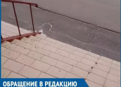 Женщина получила закрытый перелом копчика, поскользнувшись на обледенелой лестнице магазина в Волгодонске