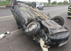 На мосту 27-летний волгодонец на «Ниссане» влетел в отбойник и перевернулся на встречной полосе – парень в реанимации