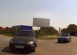 Лихач на «Шевроле» вылетел на «встречкку» и чудом избежал столкновения