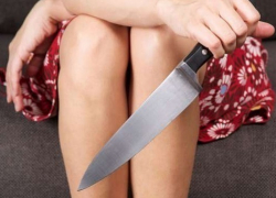 Волгодончанка  разбила голову сожителя банкой, а затем ударила его ножом в сердце