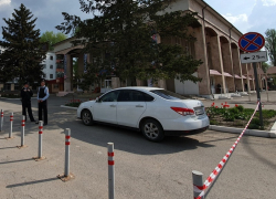 «Ищут бомбу»: сотрудники полиции оцепили площадь у Волгодонского театра