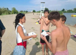 Подростков Волгодонска учат говорить «нет» на пляже и в заброшках на опасные предложения сверстников