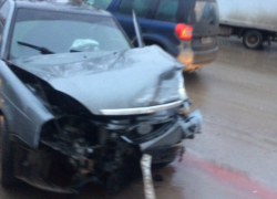 «Приору» разворотило после столкновения с «Тойотой» в Волгодонске 